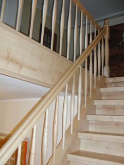 Treppe in Ahorn komplett renoviert
