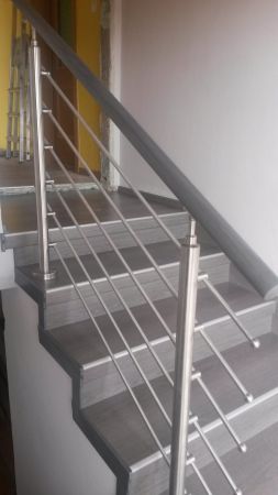 Eiche-Grau-Treppe mit Seitenkappen an der Innenseite
