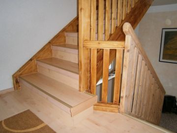 Treppenrenovierung - Treppengeländer abgeschliffen, Treppe mit passendem Dekor renoviert
