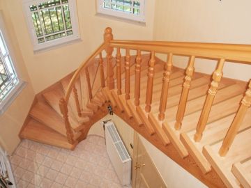 Treppenrenovierung - mit erneuertem Holz-Geländer