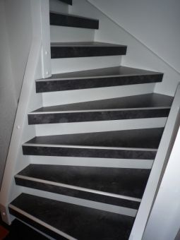 Treppenrenovierung in Dekor-Kombination Stufen Anthrazit - Setzstufen weiß