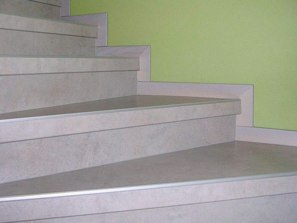 Beton-Grau-Treppenstufen mit Sockellewangen
