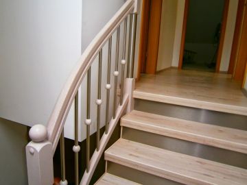 Treppenrenovierung - Treppen-Stufen weißer Nussbaum