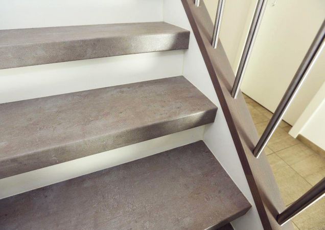 Beton-Grau-Treppenstufen in Kombination mit weißen Wangen und Setzstufen