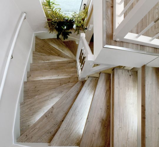 Frisch renoviert: eine Holztreppe in Pinie Rustic
