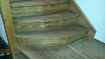 Treppe - geschwungene Stufen - vor Renovierung