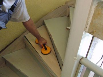 Treppenrenovierung - Treppe mit Laminat verkleiden - Einpassen der Trittstufe