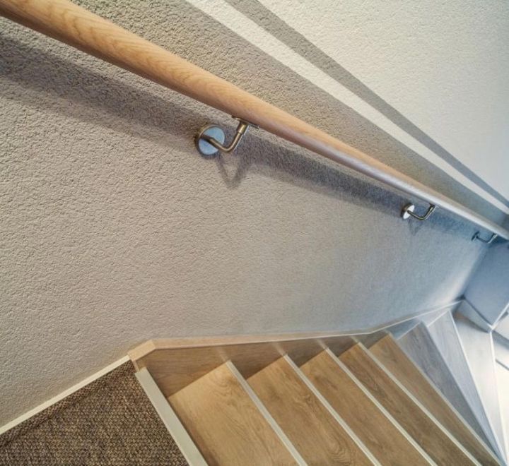 Klassicher Treppenhandlauf: das Material passt ideal zur renovierten Treppe