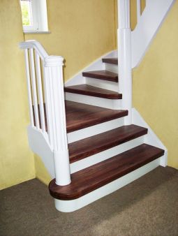 Treppenrenovierung in Dekor-Kombination: Stufen Walnuss – Setzstufen weiß