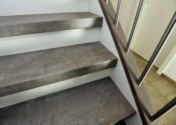 Treppenrenovierung - Laminat - Beton - Grau - Stone