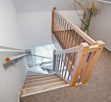 Treppenrenovierung - mit erneuertem Holz-Geländer - Beispiel 2