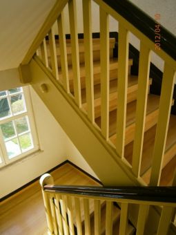 Treppe renoviert - Holztreppen-Geländer gestrichen