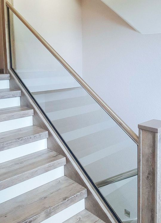 Es muss nicht immer Standard sein: Mit dieser Treppe hat man immer Durchblick. Das Edelstahl-Glas-Geländer wirkt modern und sorgt für ein freies, gut illuminiertes Treppenhaus.