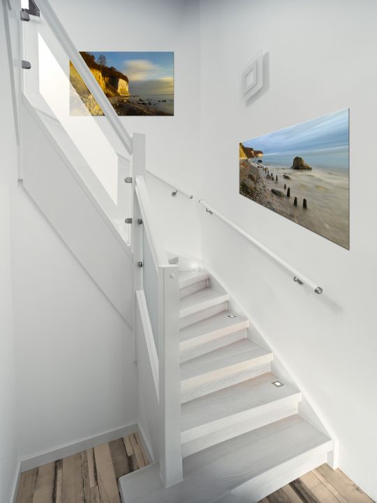 Maßanfertigung: eine frisch renovierte Treppe mit Geländer und Handlauf. Alles aufeinander abgestimmt – sogar die integrierte Treppenbeleuchtung.