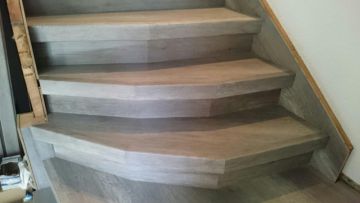 Treppenrenovierung - geschwungene Stufen - Stufenblende mit Gehrung