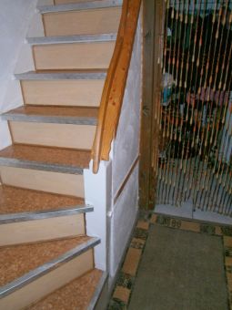 Treppe vor Beginn der Renovierung