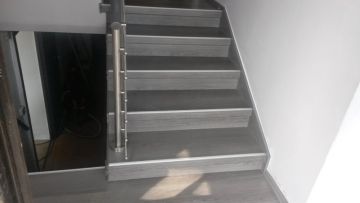 Nach erfolgter Treppenrenovierung gehört die richtige Treppenpflege dazu