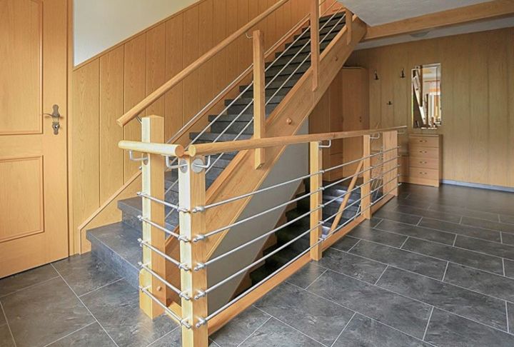 Inspiration für Ihr Treppen-Projekt: Treppenrenovierung mit neuem Geländer und optimalem Dekor – passend zu den bestehenden Fliesen im Flur