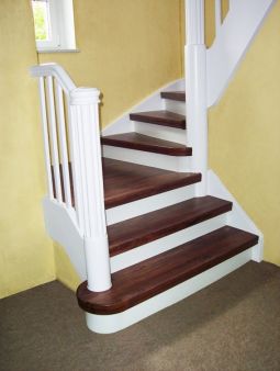 Treppenrenovierung - Mehrfamilienhaus - Dekor Walnuss