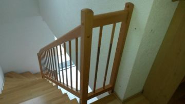 Treppenrenovierung - Geländerverbindung mit der Wand - Nachher
