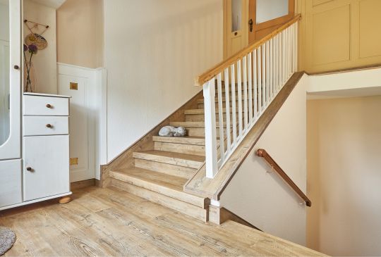 Kombination aus alt und neu: bei einer Treppensanierung lassen sich auch bestehende Elemente erneuern, beispielsweise ein Treppengeländer. So verbindet sich ein schönes Interieur mit feinen Materialien und bester Trittsicherheit.