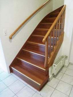 renovierte Treppe mit Laminat - passend zum Geländer